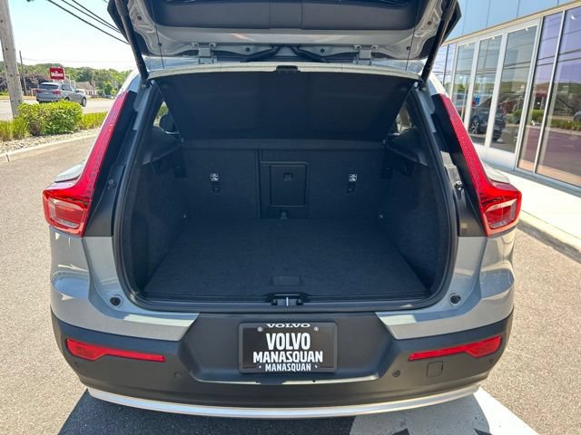 Used 2025 Volvo XC40 B5 Core AWD/4WD image 11