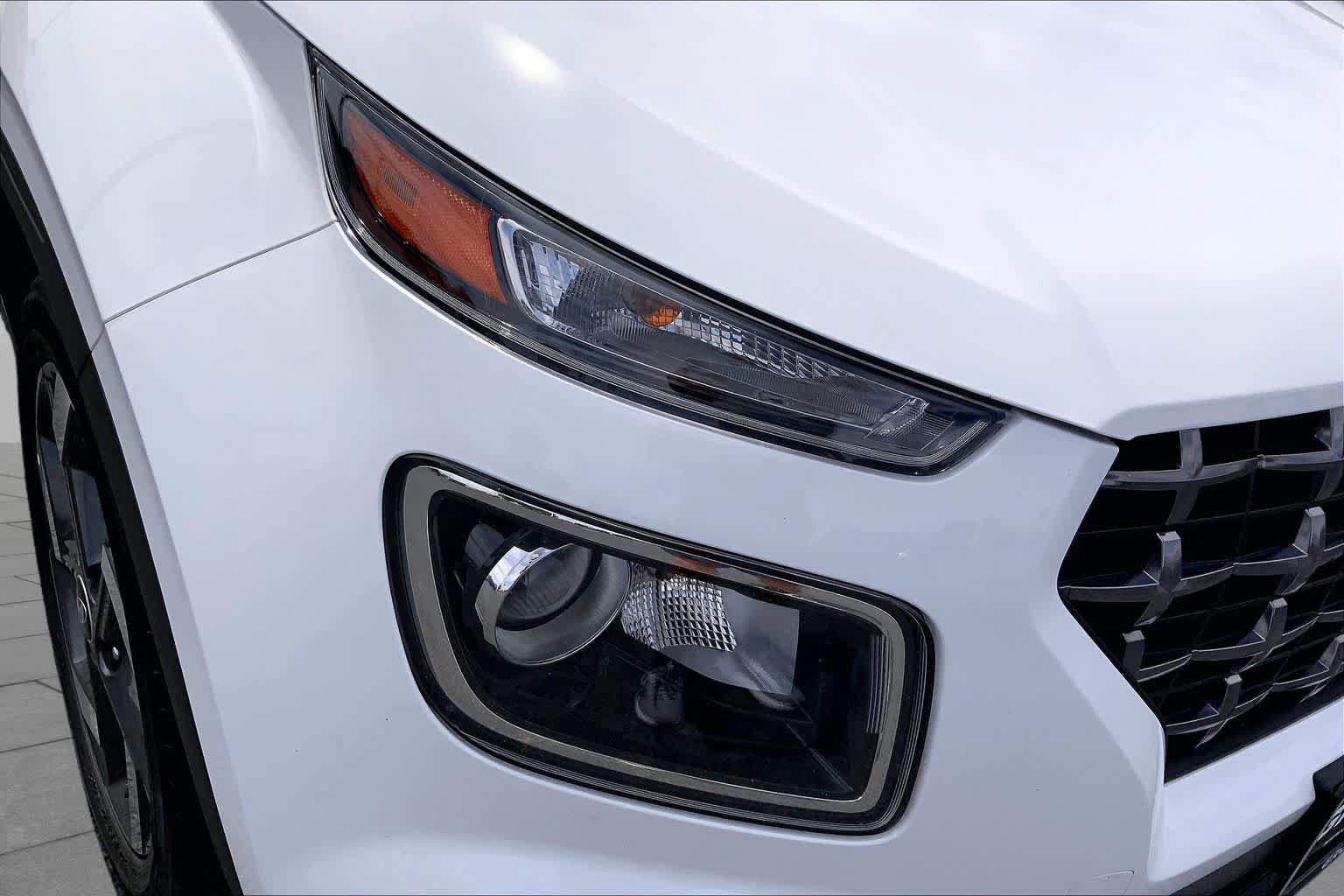 Used 2025 Hyundai Venue SEL FWD image 28