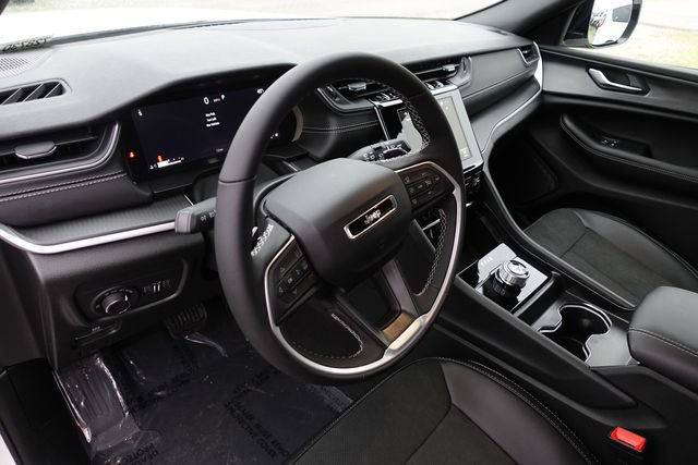 New 2025 Jeep Grand Cherokee Altitude image 11