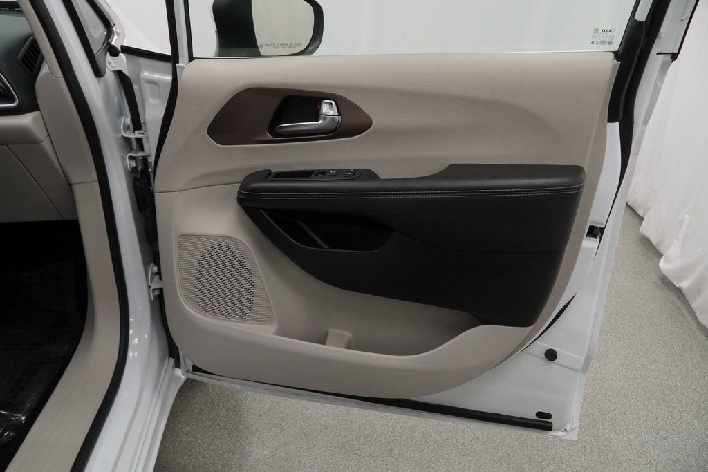 Used 2023 Chrysler Voyager LX image 40