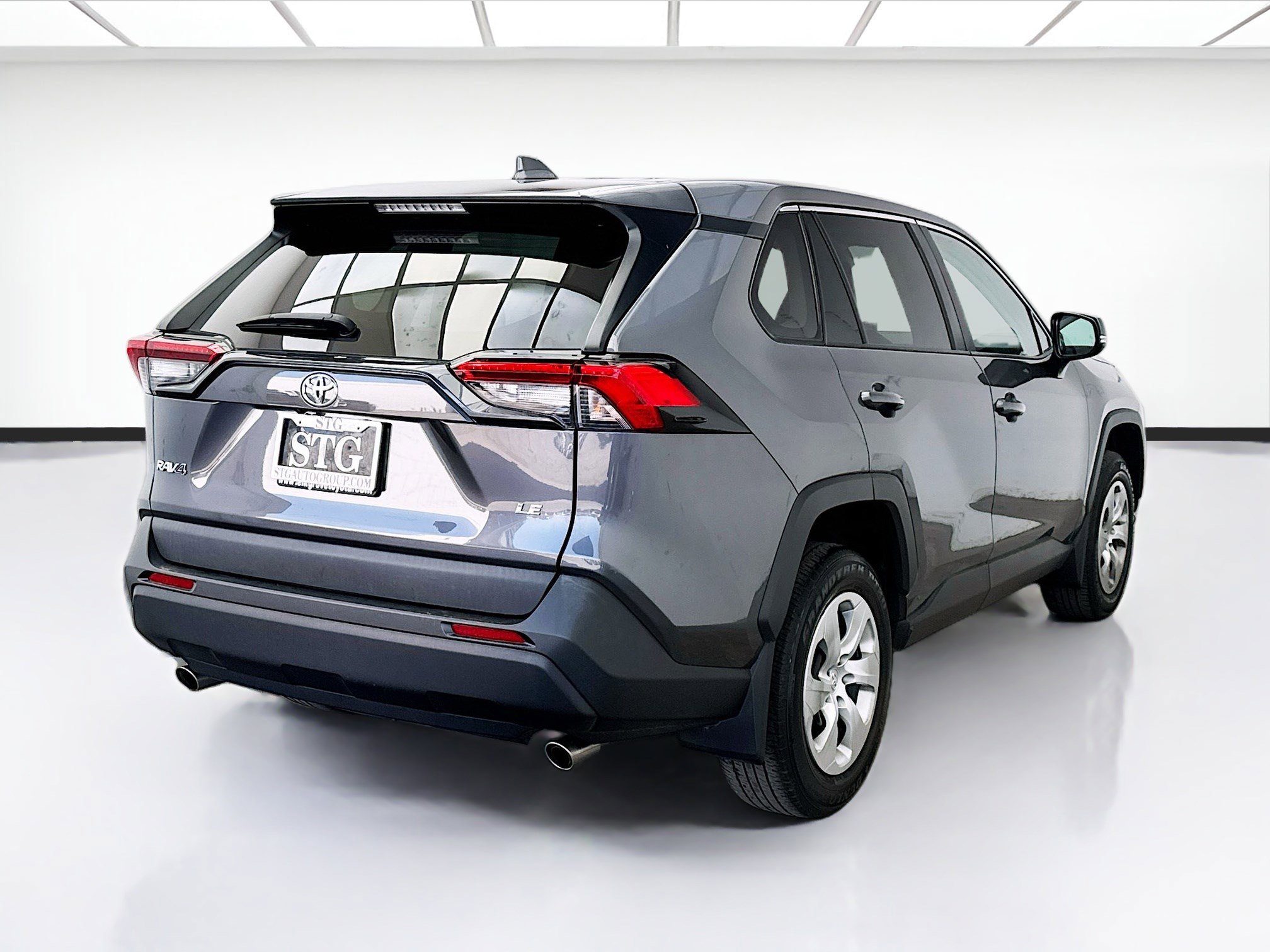 Used 2022 Toyota RAV4 LE FWD image 4