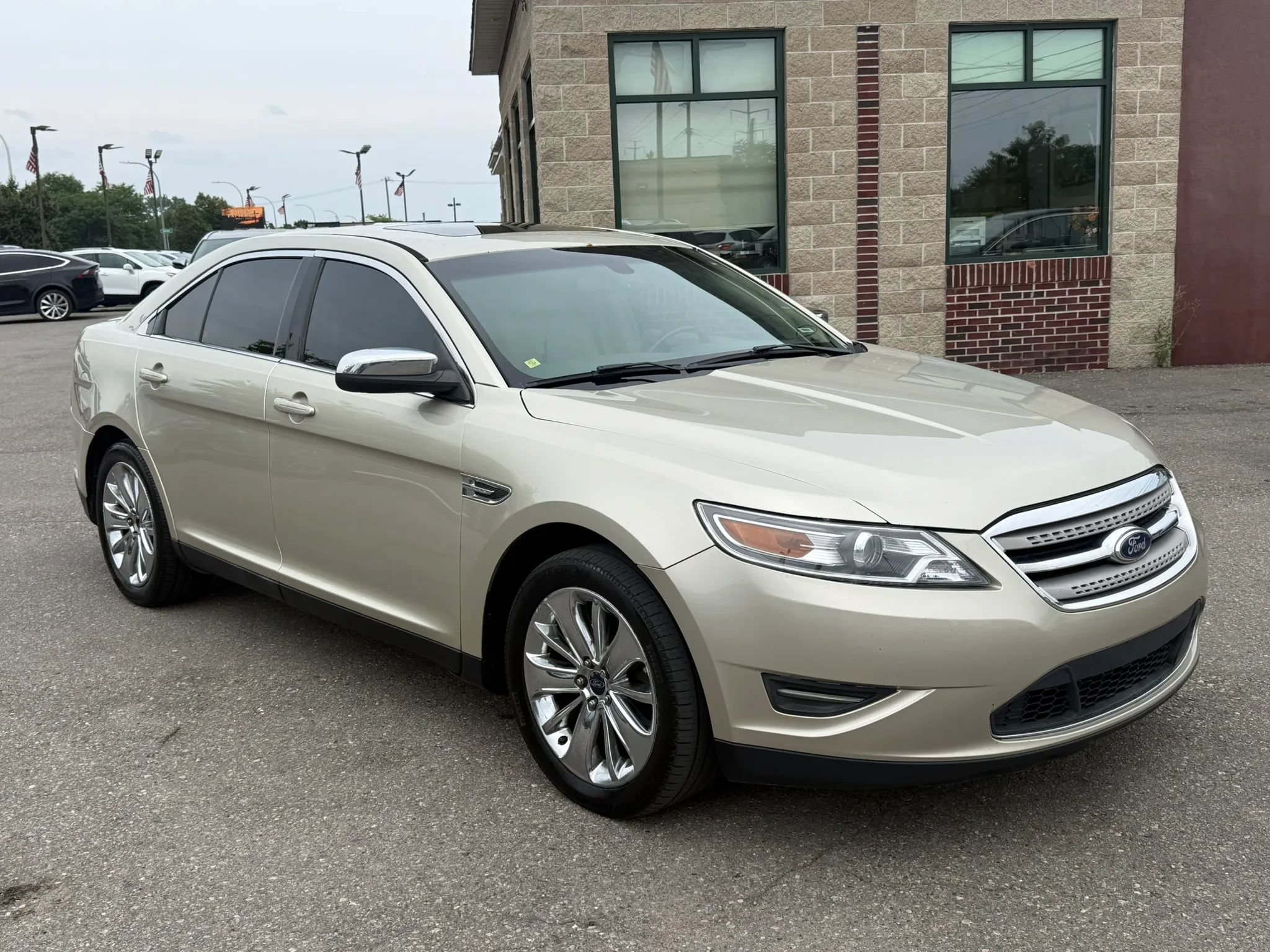 Used 2011 Ford Taurus Limited w/ 301A Rapid Spec Order Code FWD image 3