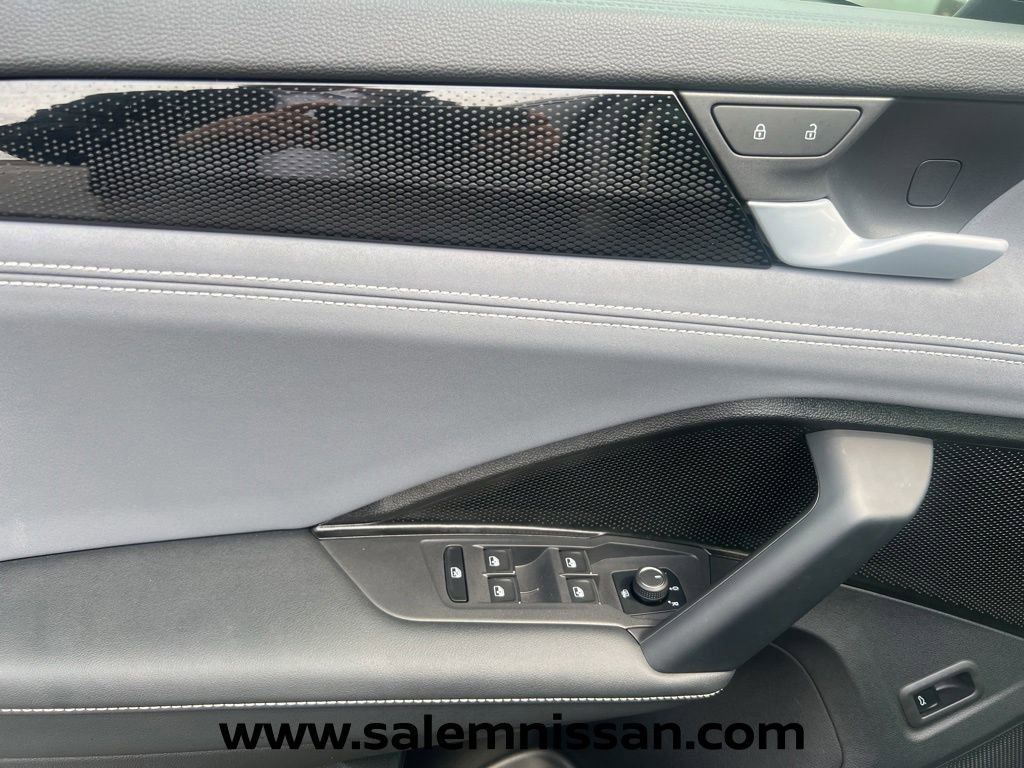 Used 2025 Volkswagen Tiguan SE AWD/4WD image 9