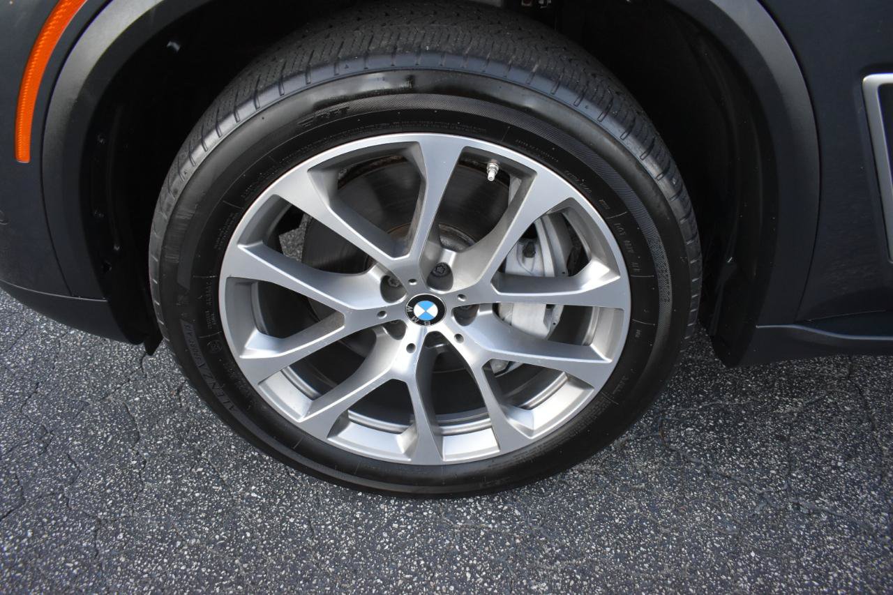 Used 2019 BMW X5 xDrive50i w/ Parking Assistance Package AWD/4WD image 32