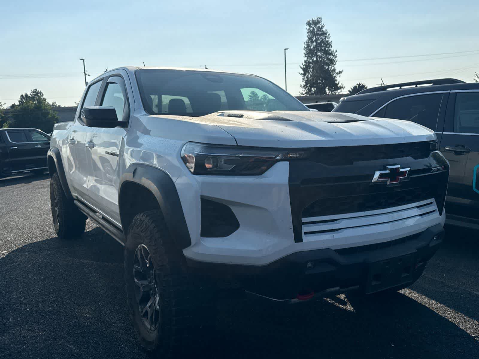 Used 2025 Chevrolet Colorado ZR2 w/ Technology Package AWD/4WD image 3