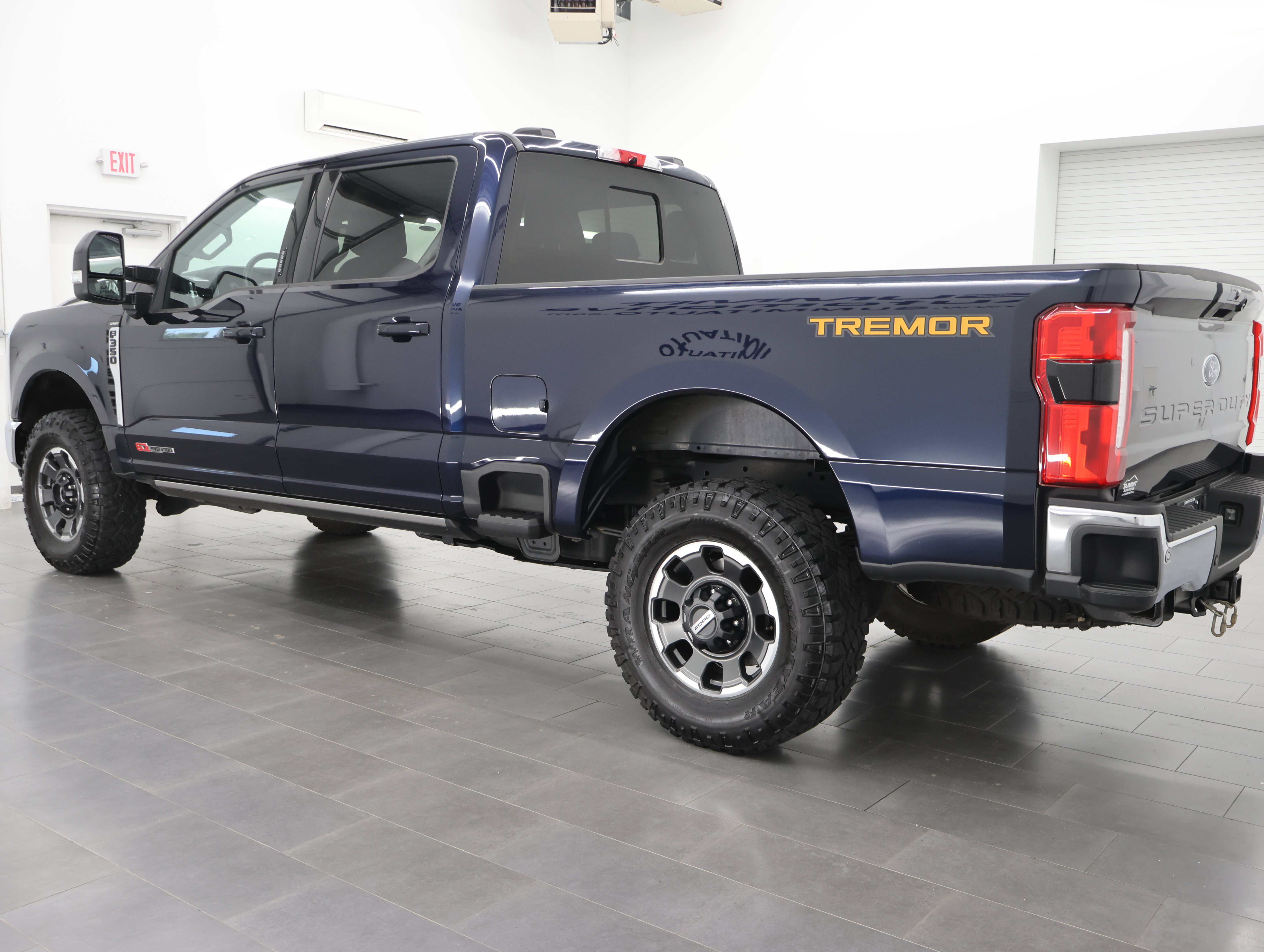 Used 2023 Ford F350 Lariat w/ Lariat Ultimate Package AWD/4WD image 6