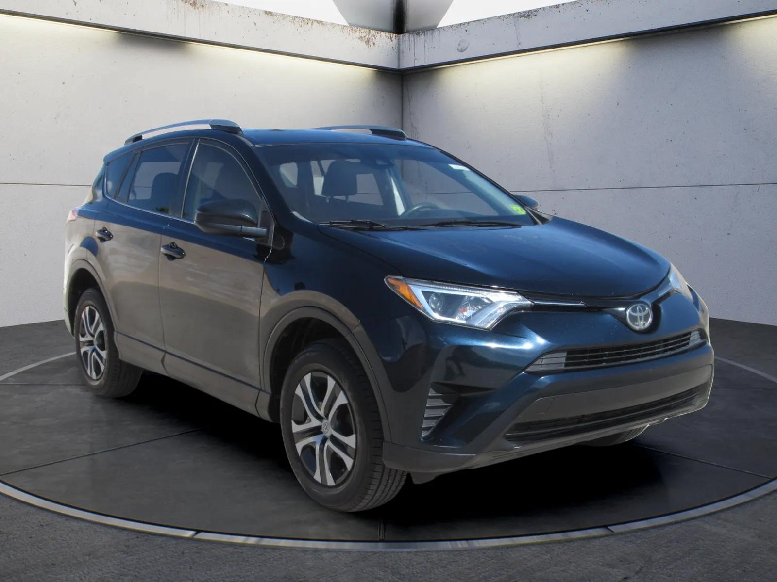 Used 2018 Toyota RAV4 LE FWD image 2