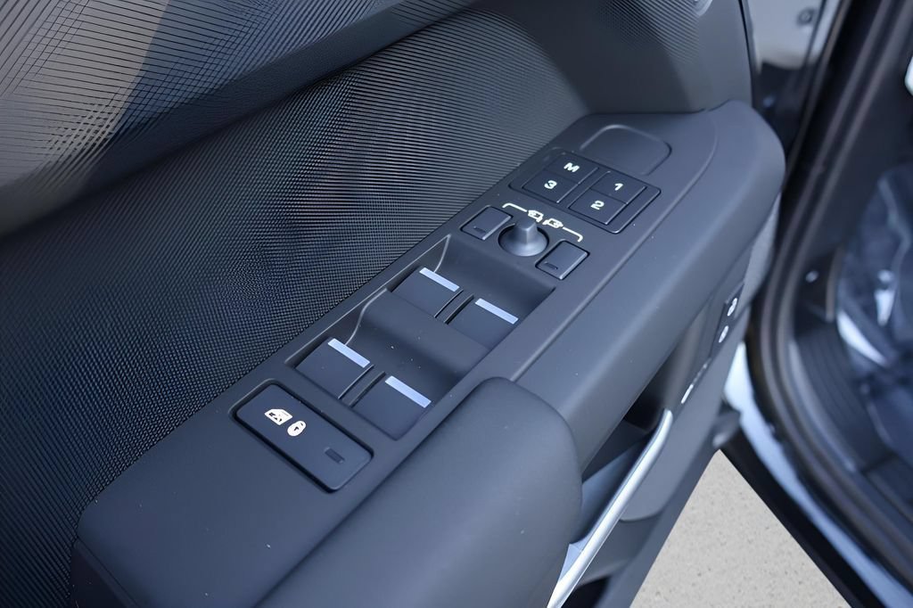 Used 2026 Land Rover Defender 110 S AWD/4WD image 28