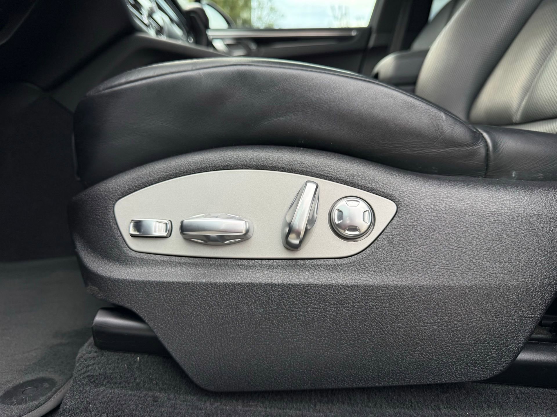 Certified 2024 Porsche Macan S image 28