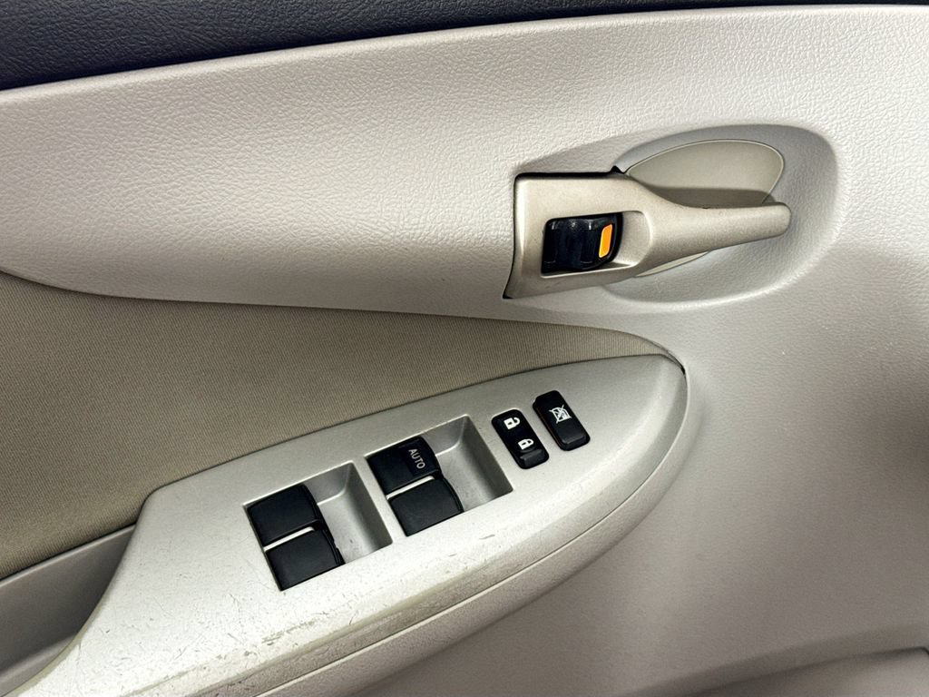 Used 2013 Toyota Corolla LE FWD image 18
