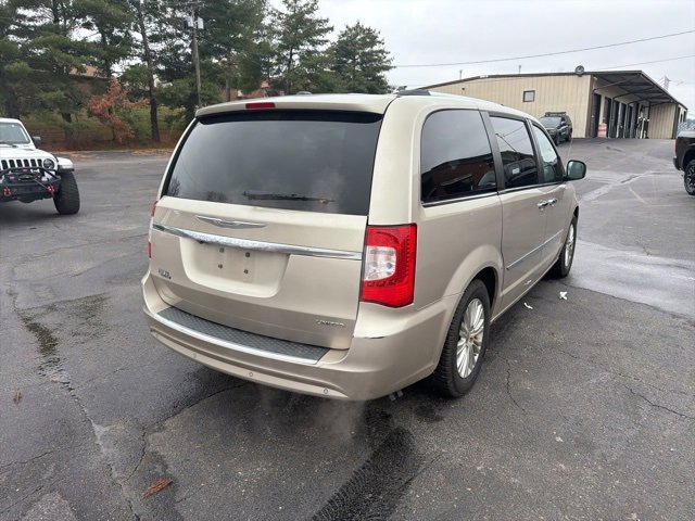 Used 2012 Chrysler Town & Country Limited w/ Luxury Group image 10