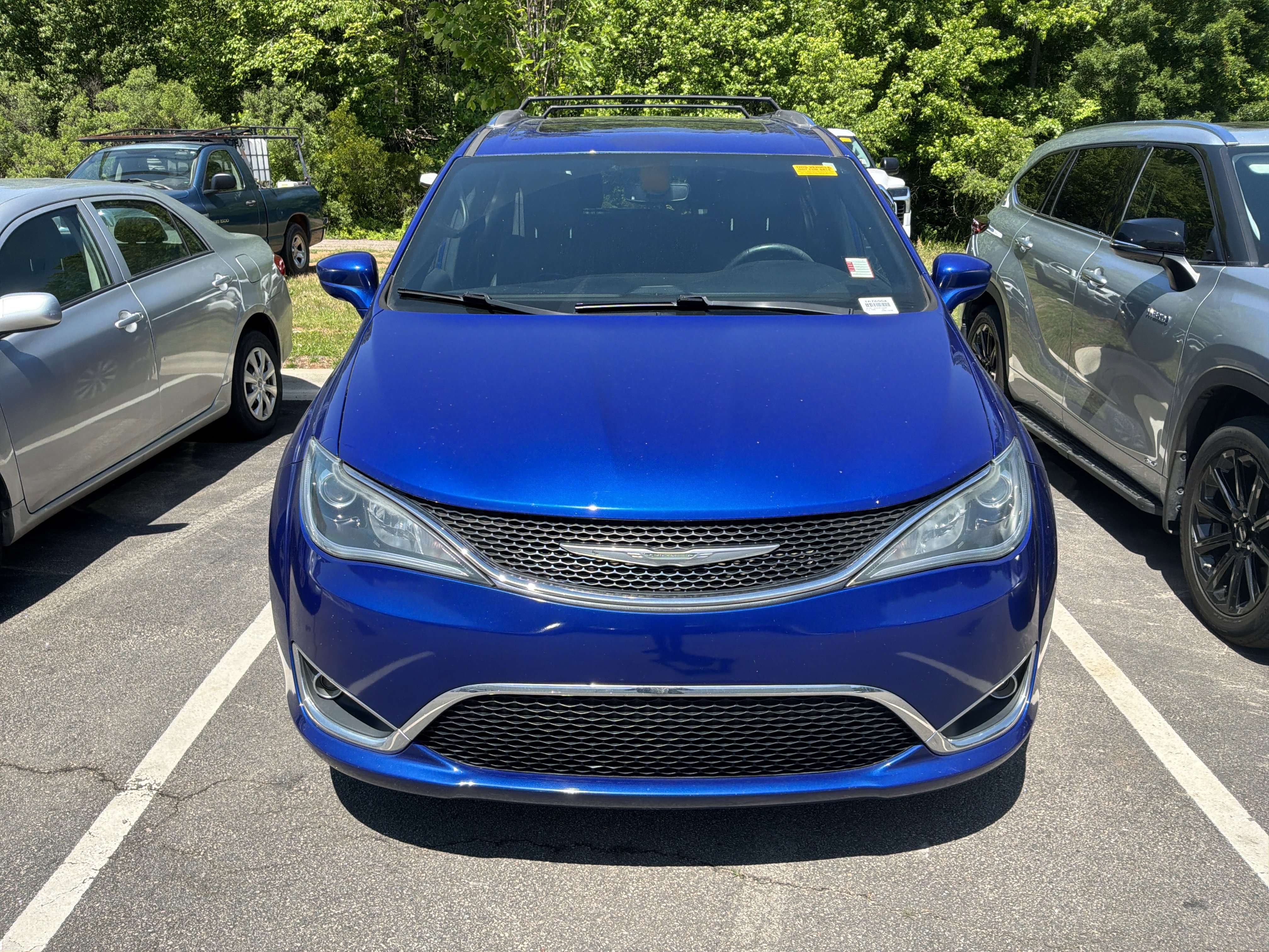Used 2020 Chrysler Pacifica Touring-L FWD image 2