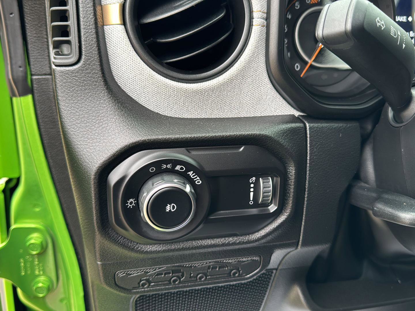 Used 2025 Jeep Wrangler Willys image 13