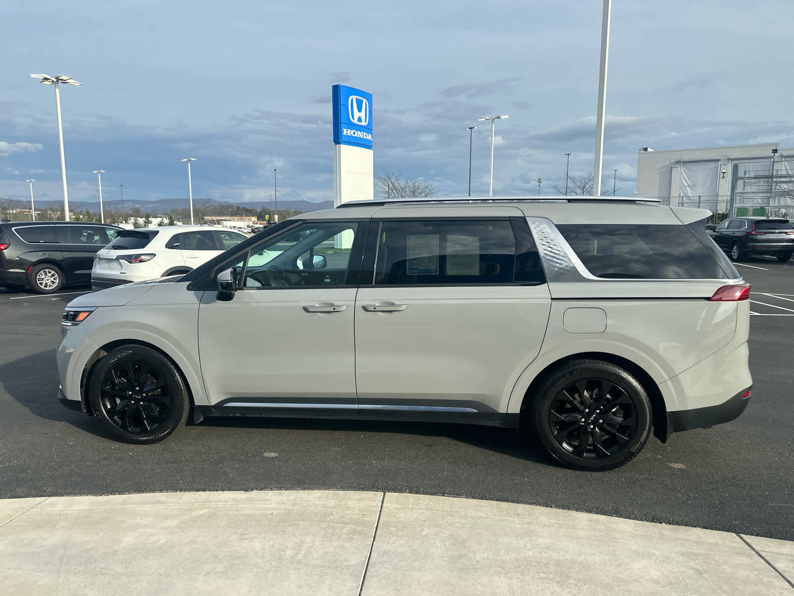 Used 2024 Kia Carnival SX Prestige image 5