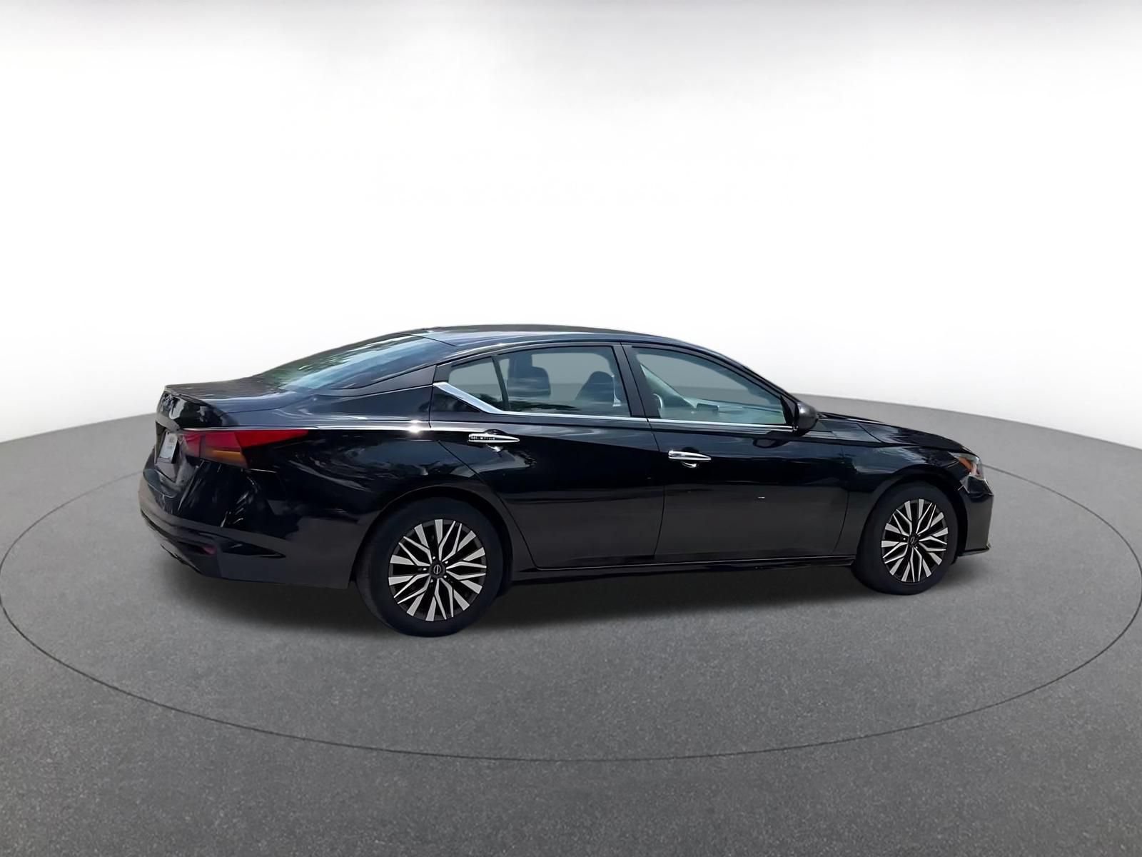 Used 2025 Nissan Altima 2.5 SV FWD image 12