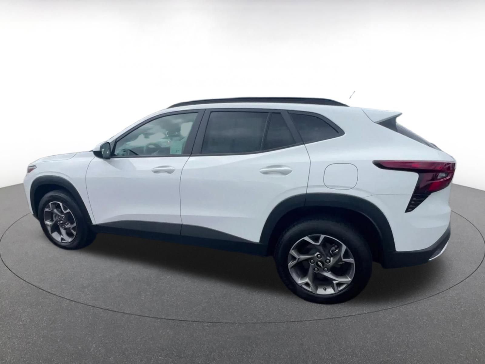 Used 2025 Chevrolet Trax LT FWD image 10