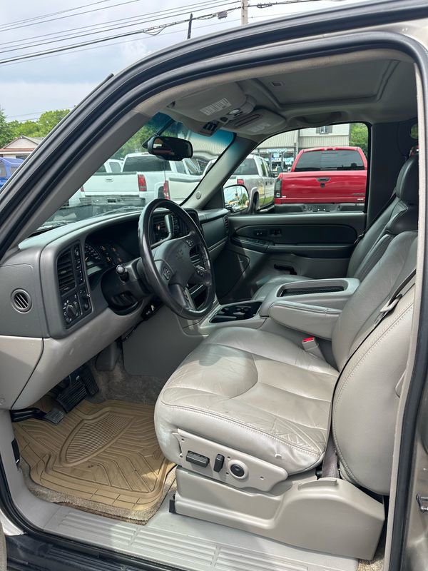 Used 2003 Chevrolet Suburban 2500 LT w/ LT Preferred Equipment Group AWD/4WD image 8