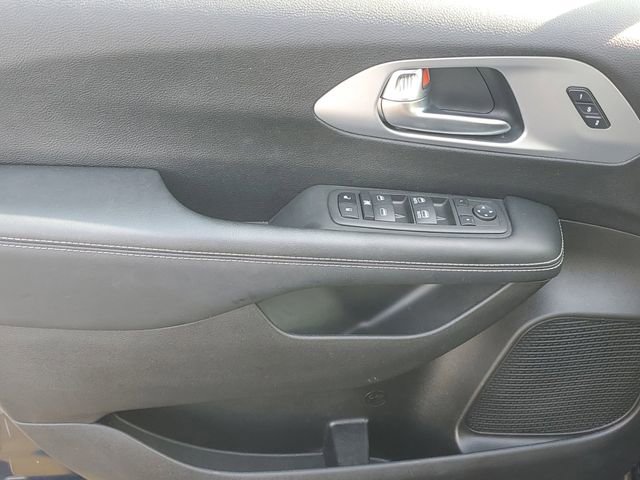 Used 2023 Chrysler Pacifica Touring-L w/ S Appearance Package AWD/4WD image 16