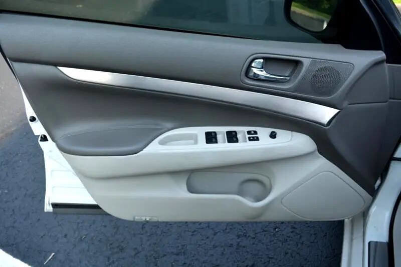 Used 2015 INFINITI Q40 w/ Moonroof Package image 10