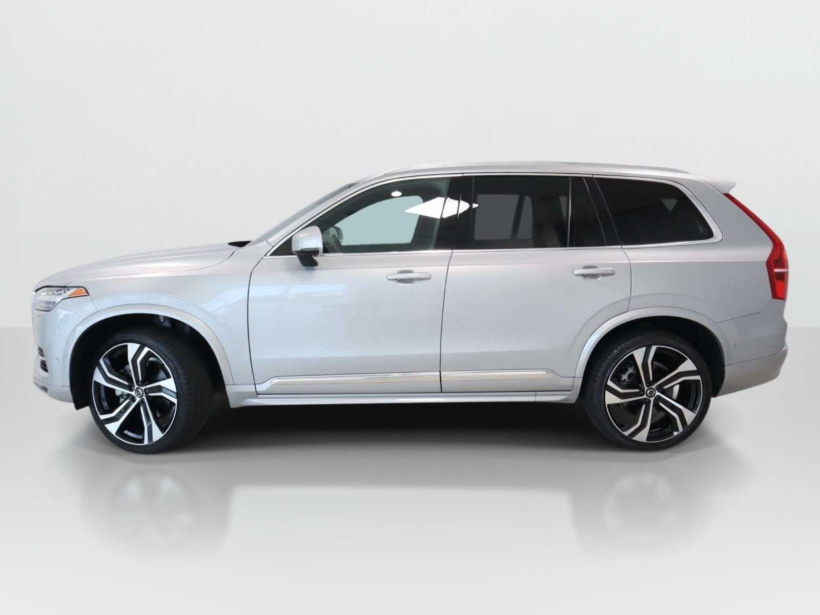 Used 2024 Volvo XC90 B6 Ultimate w/ Protection Package Premier AWD/4WD image 2
