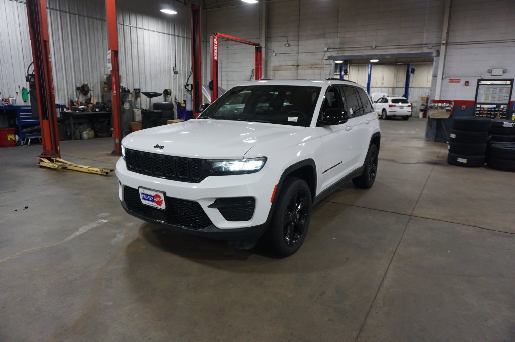 Used 2023 Jeep Grand Cherokee Altitude AWD/4WD image 24