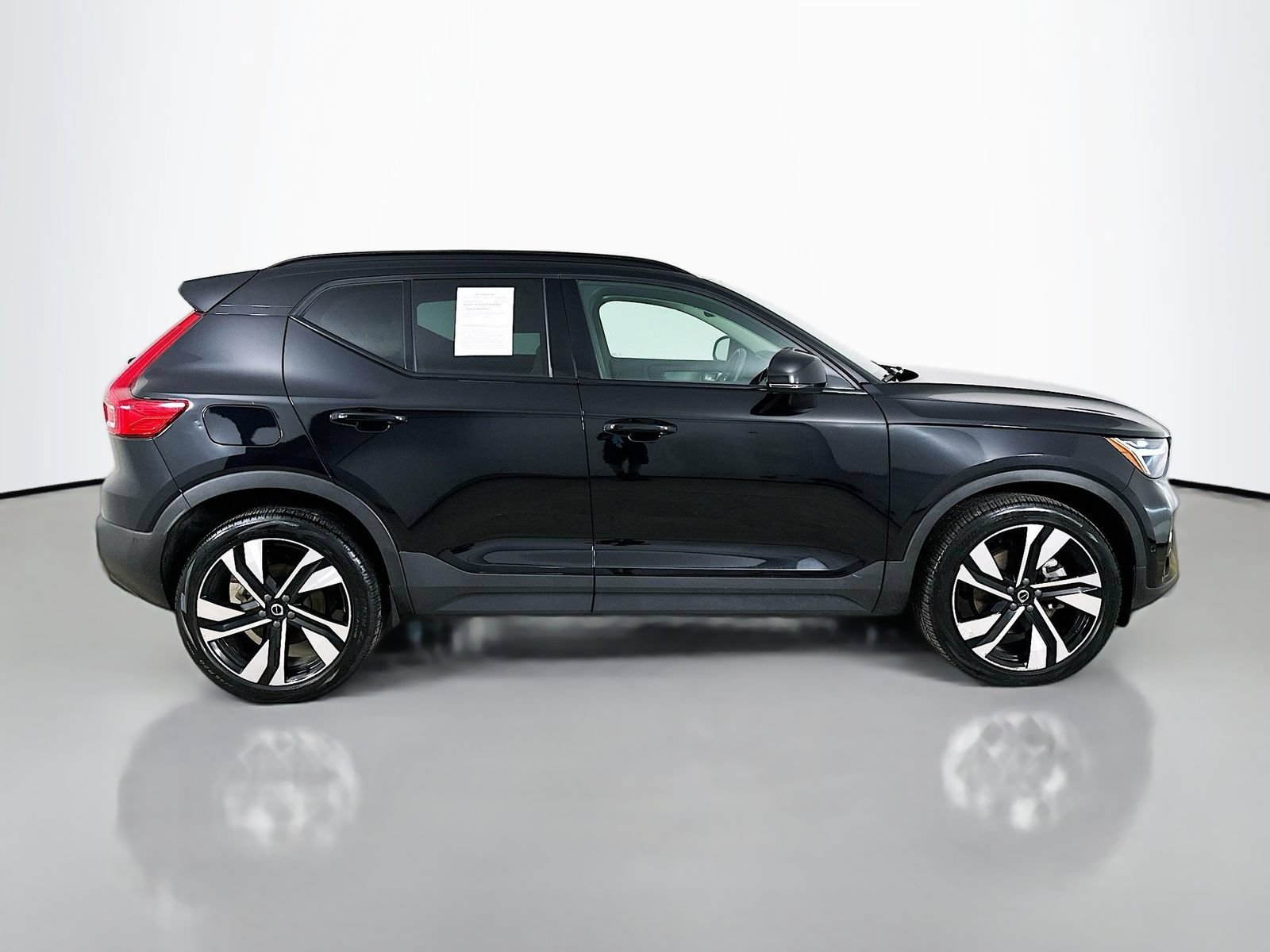 Used 2023 Volvo XC40 B5 Plus w/ Driver Assist Package AWD/4WD image 4
