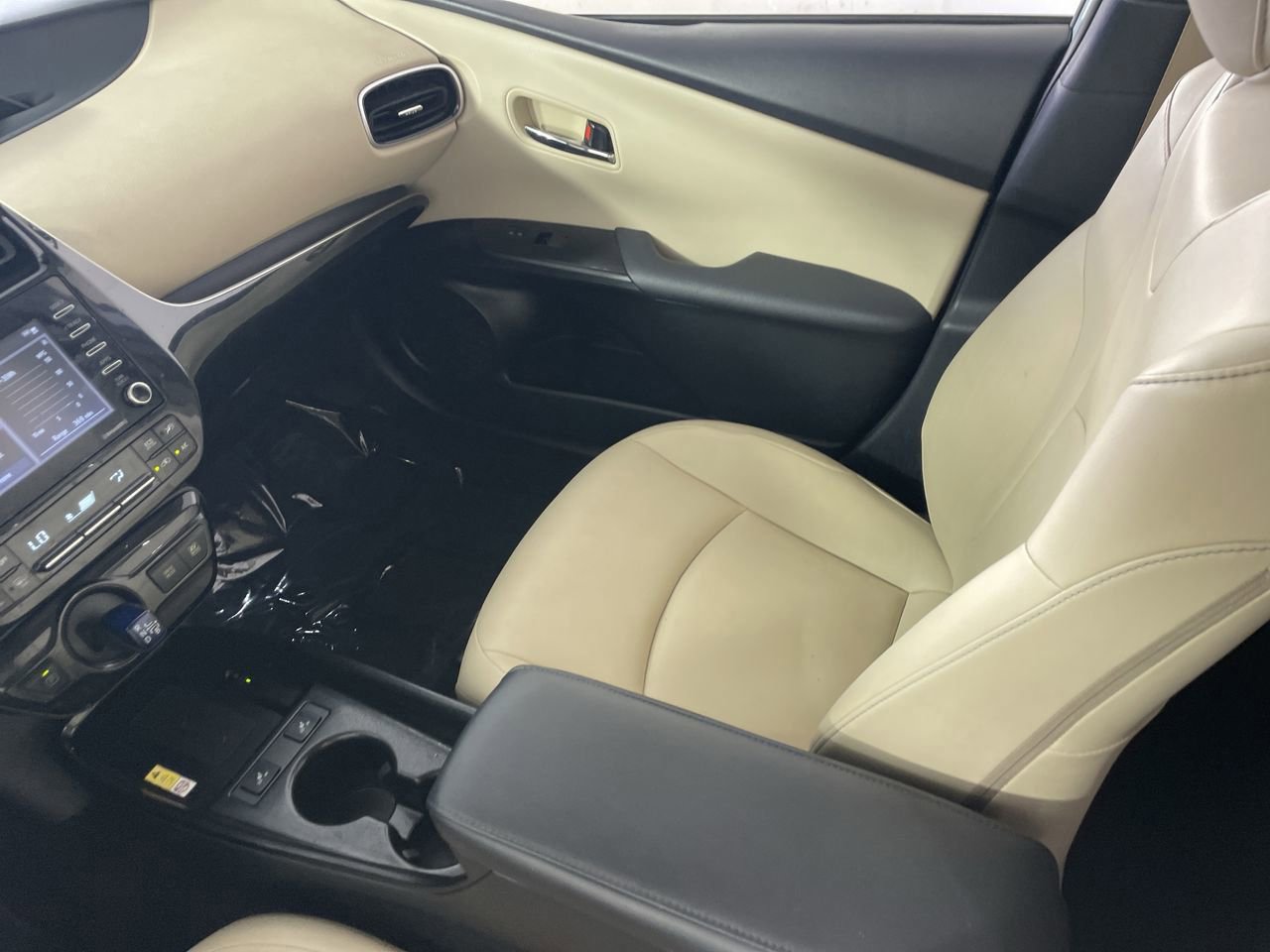 Used 2021 Toyota Prius XLE w/ Advanced Technology Package image 21