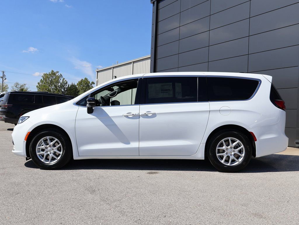 New 2026 Chrysler Pacifica Select image 2