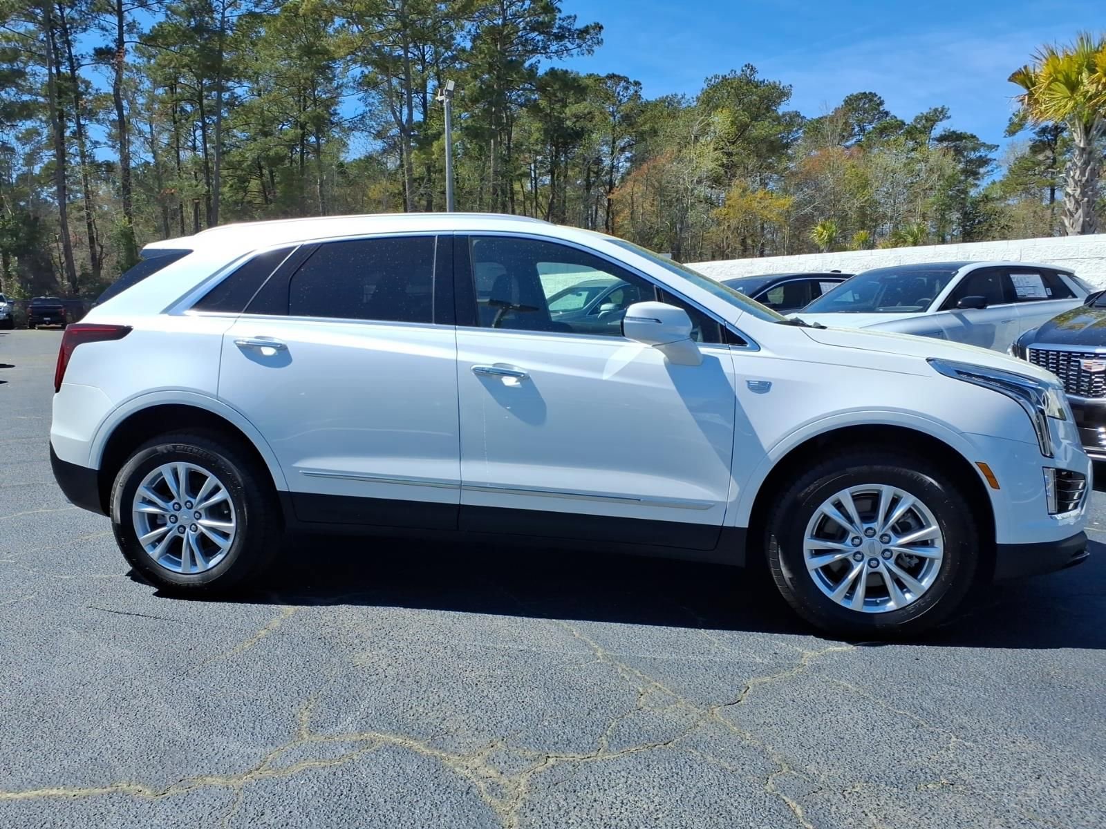 New 2026 Cadillac XT5 Luxury image 2