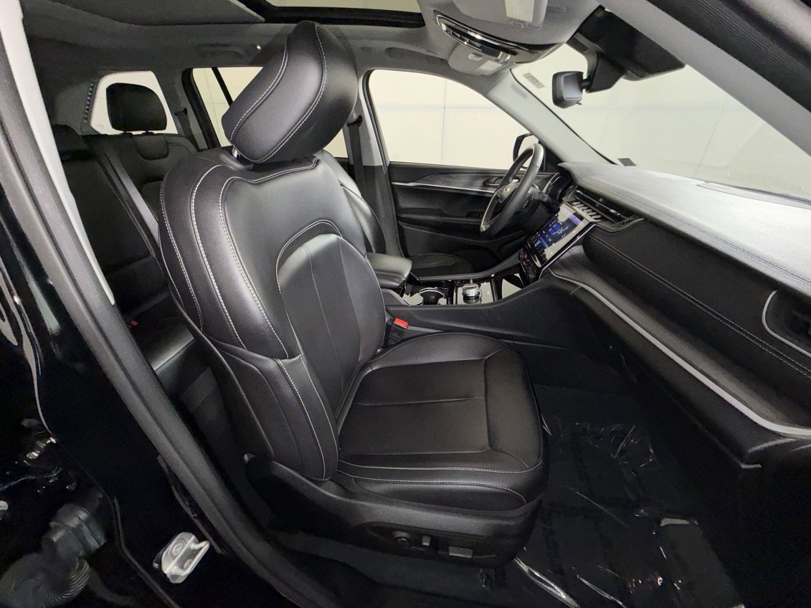 Used 2023 Jeep Grand Cherokee Limited image 27