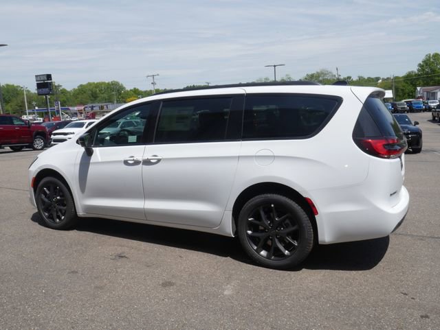 New 2027 Chrysler Pacifica Limited AWD/4WD image 11