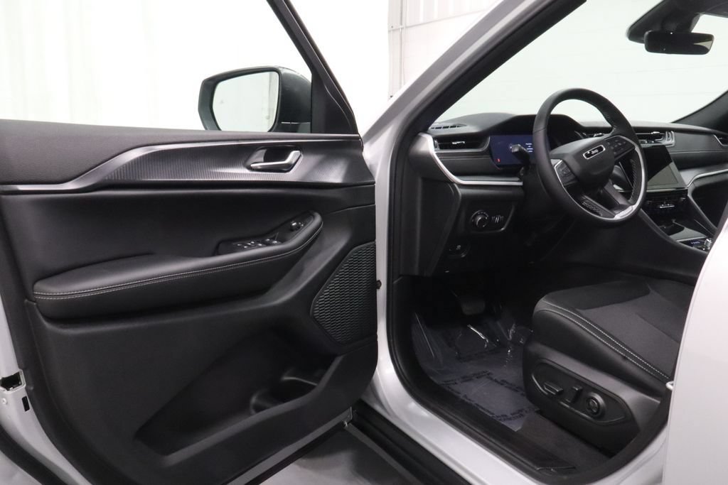 New 2026 Jeep Grand Cherokee Laredo X AWD/4WD image 10