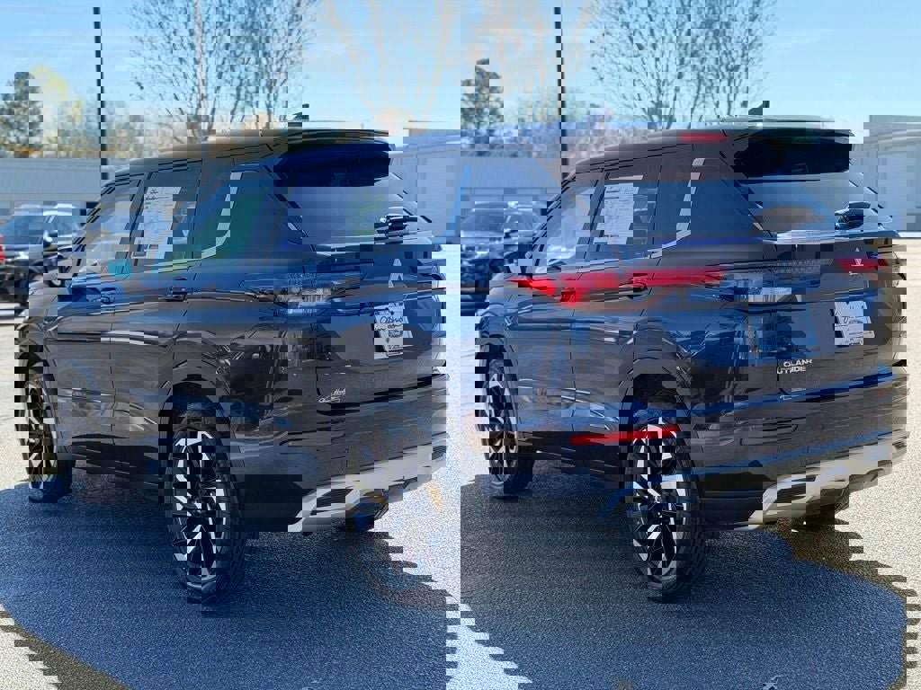 Used 2024 Mitsubishi Outlander SE image 6