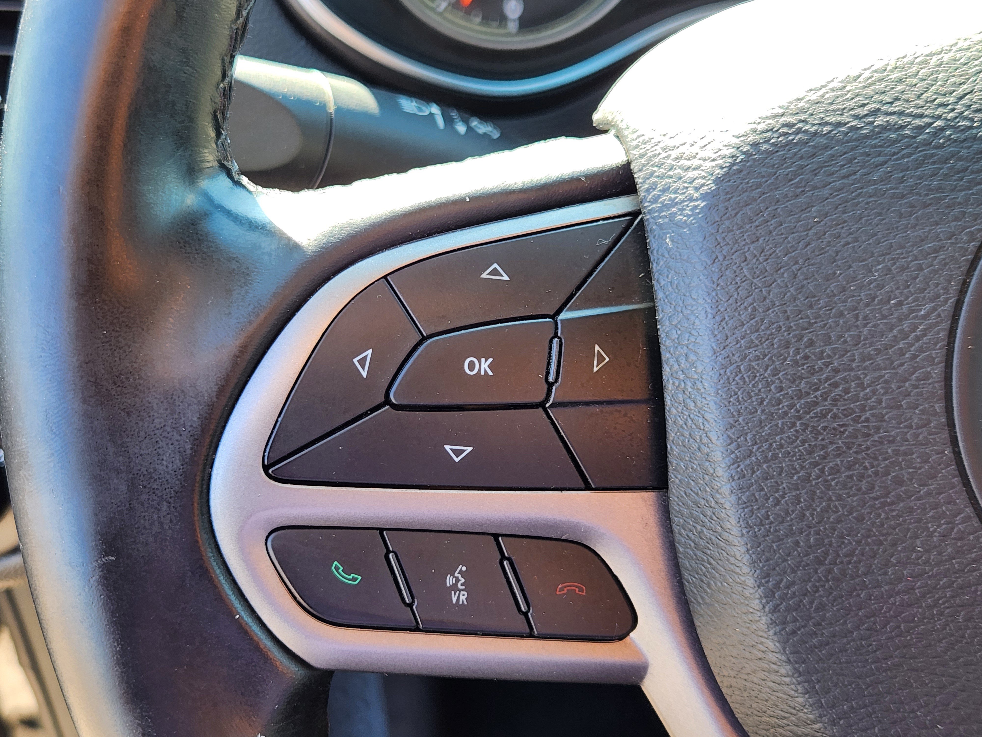 Used 2019 Jeep Cherokee Latitude Plus w/ Comfort/Convenience Group AWD/4WD image 23