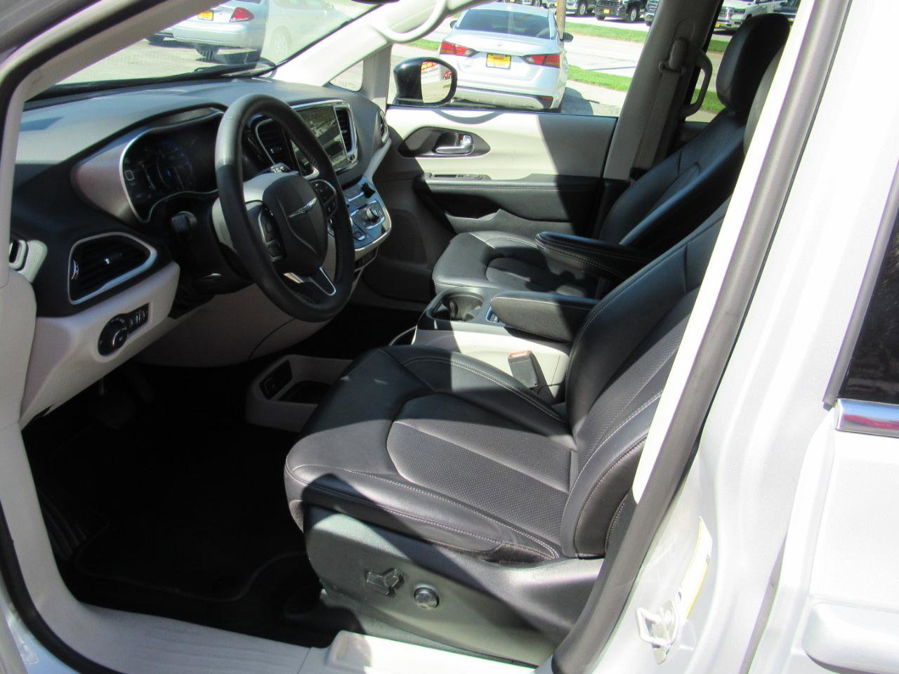 Used 2024 Chrysler Pacifica Touring-L FWD image 14