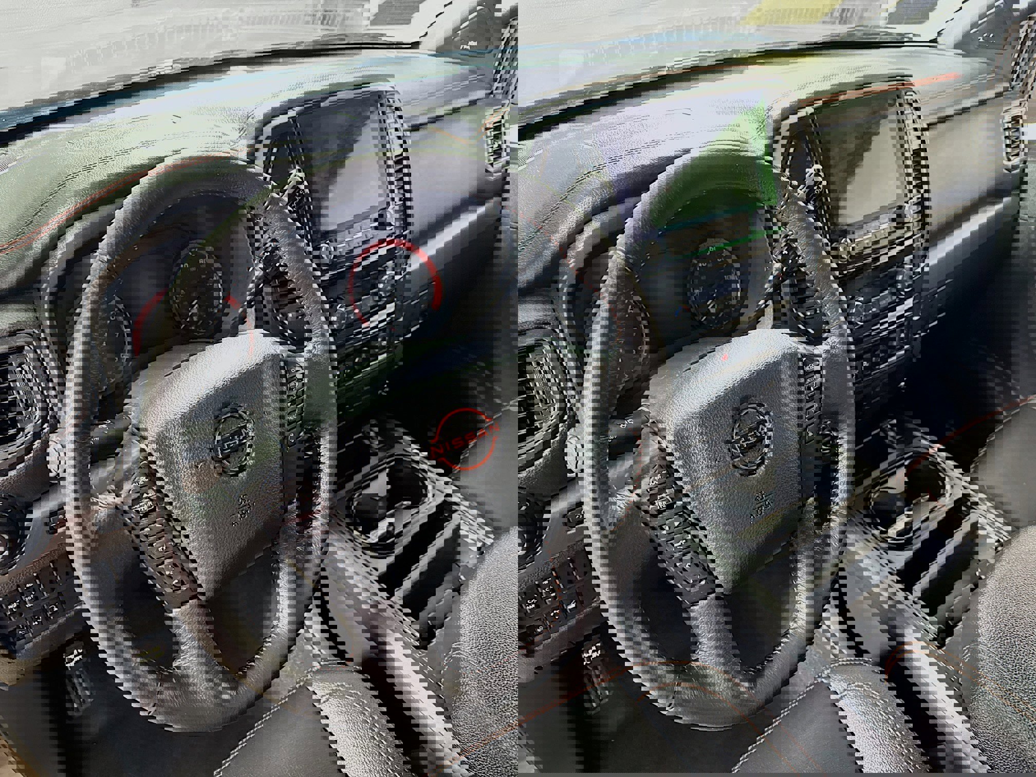 Used 2024 Nissan Titan PRO-4X w/ Pro-4x Convenience Package image 11