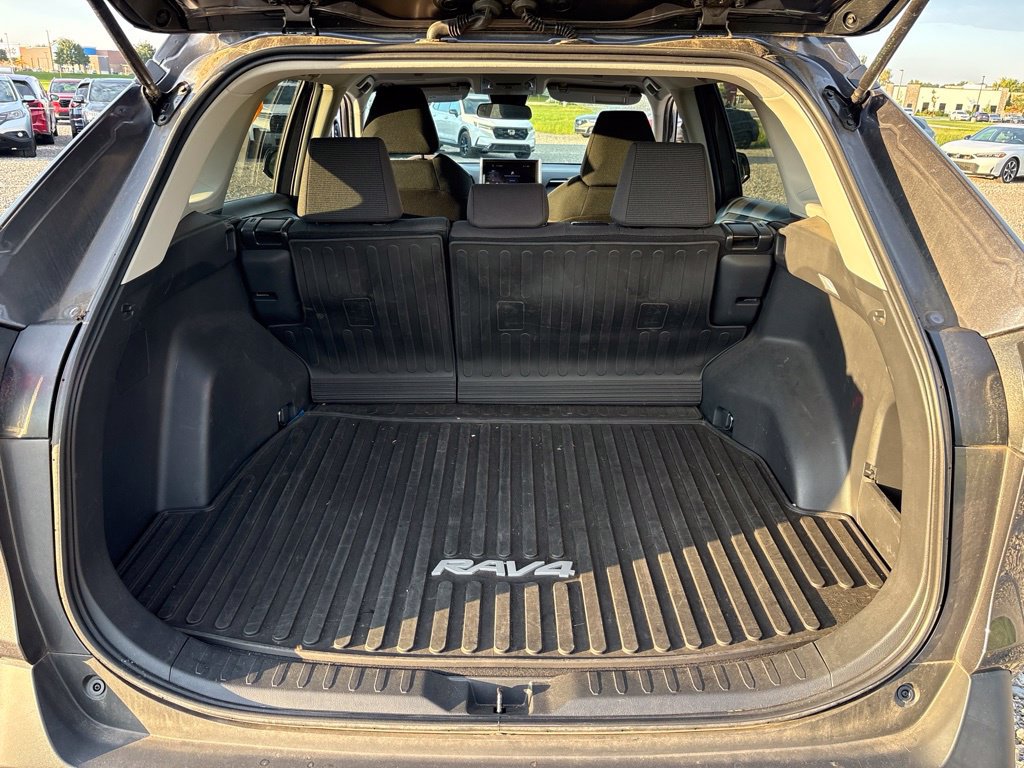 Used 2024 Toyota RAV4 LE FWD image 9