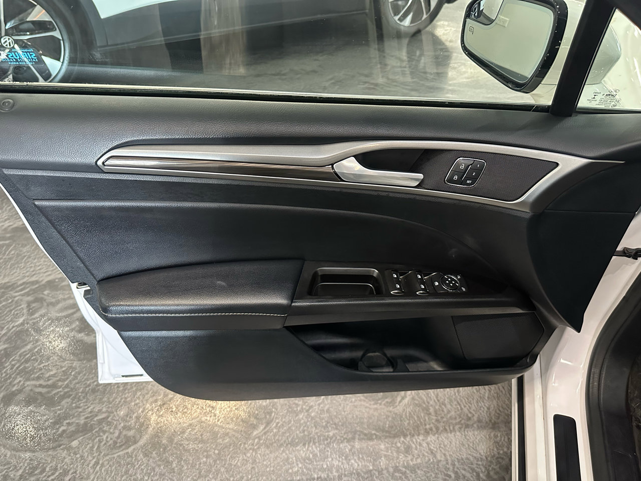Used 2017 Ford Fusion SE w/ Fusion SE Technology Package image 9