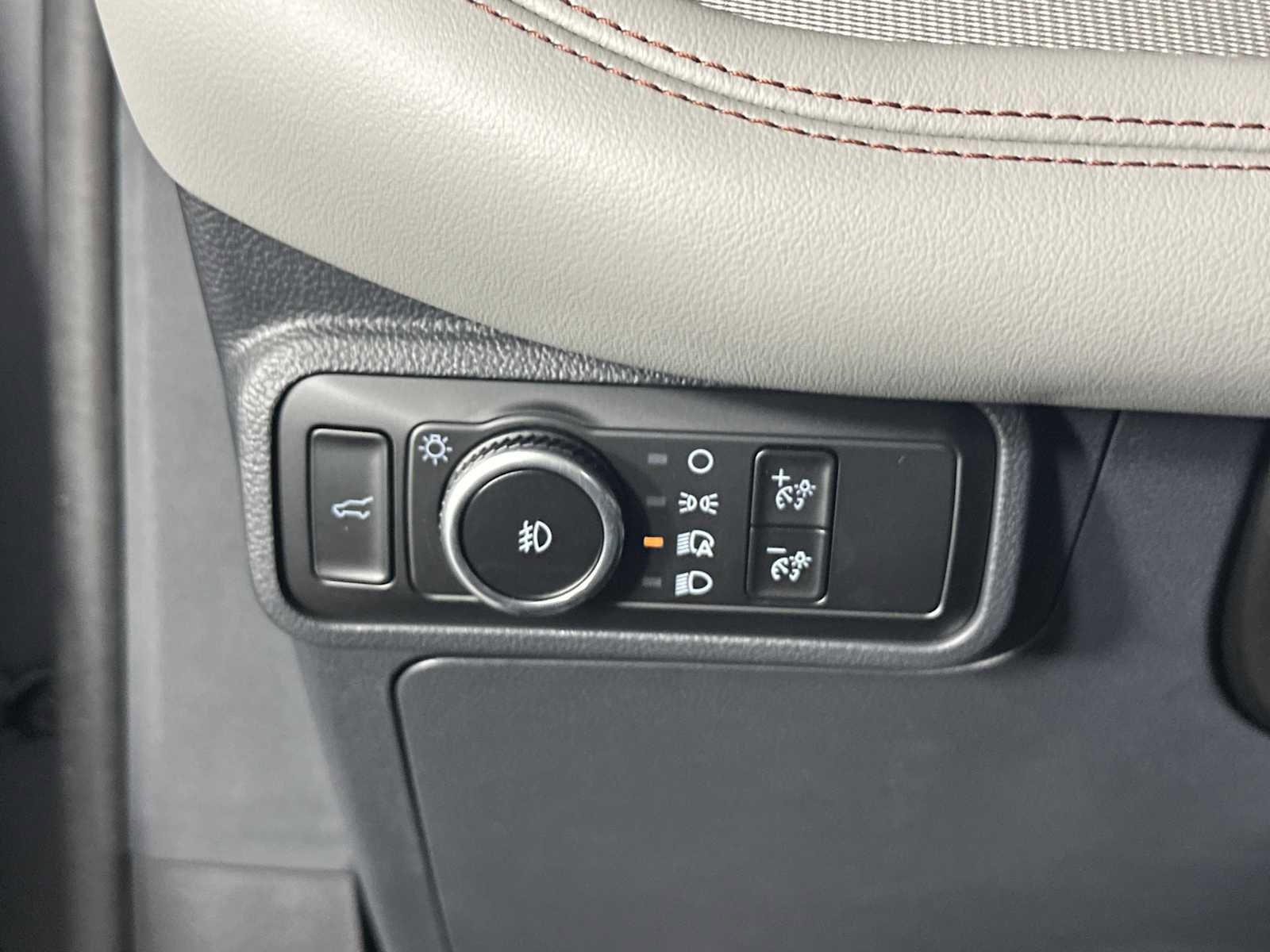 Used 2025 Ford Explorer Active w/ Active Comfort Package RWD image 27