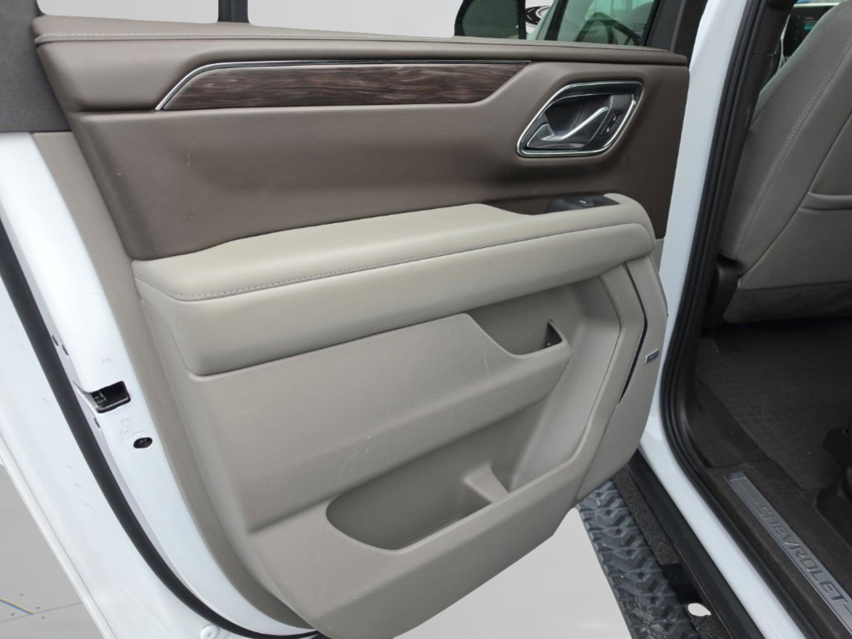 Used 2024 Chevrolet Suburban Z71 image 21