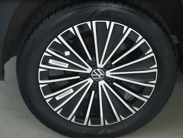 Used 2025 Volkswagen Taos SE FWD image 12