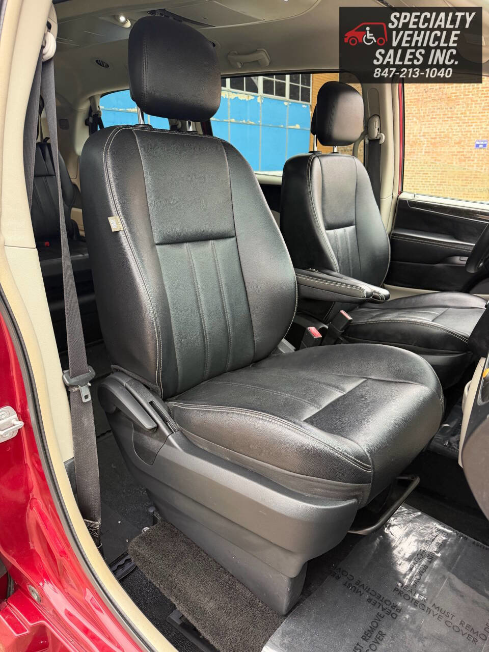 Used 2014 Chrysler Town & Country Touring image 32