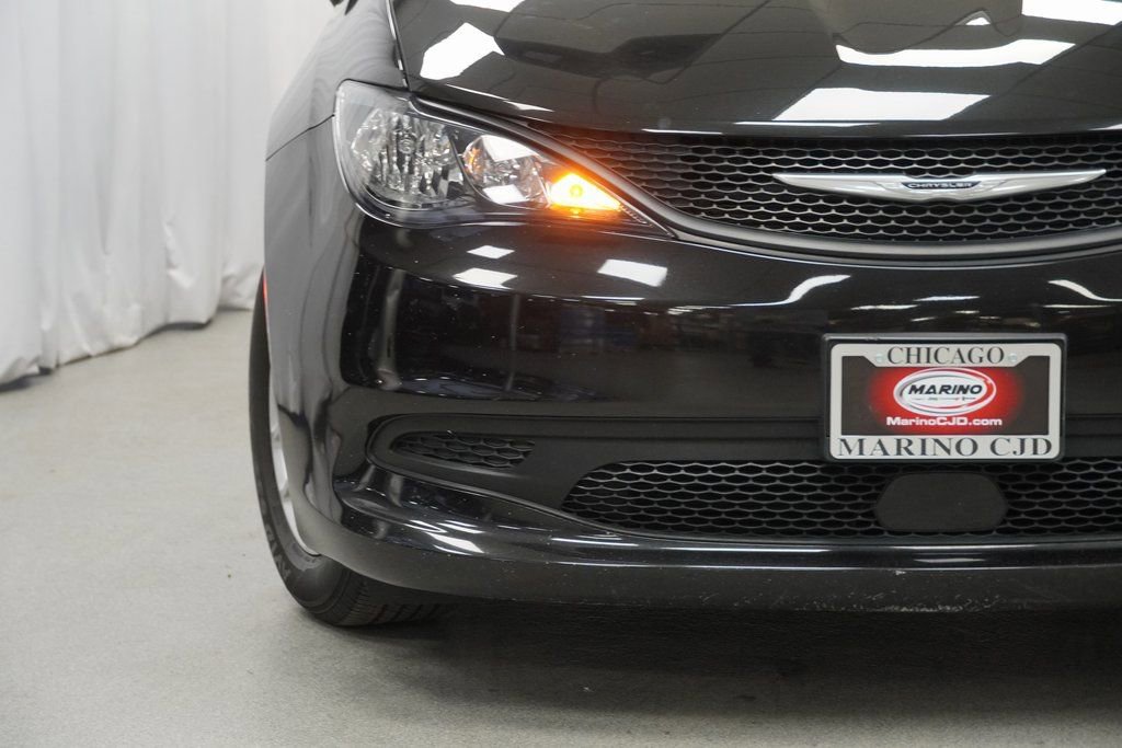 Used 2023 Chrysler Voyager LX image 6