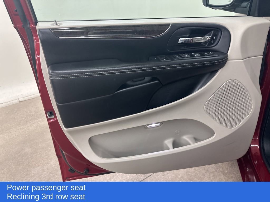 Used 2014 Chrysler Town & Country Limited image 31