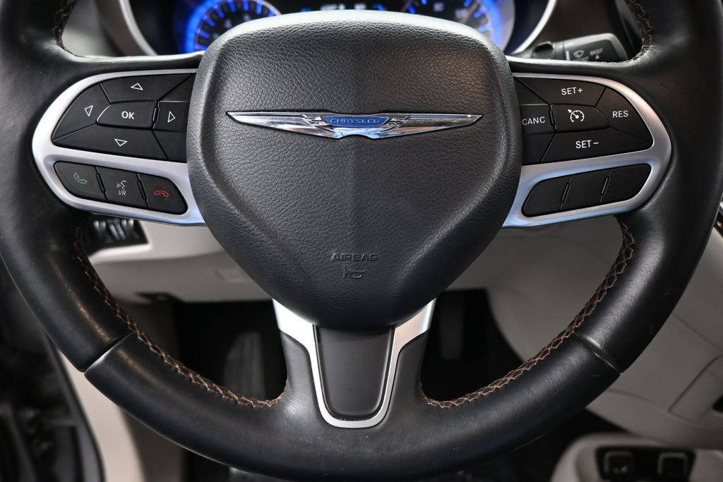 Used 2017 Chrysler Pacifica Touring-L FWD image 30