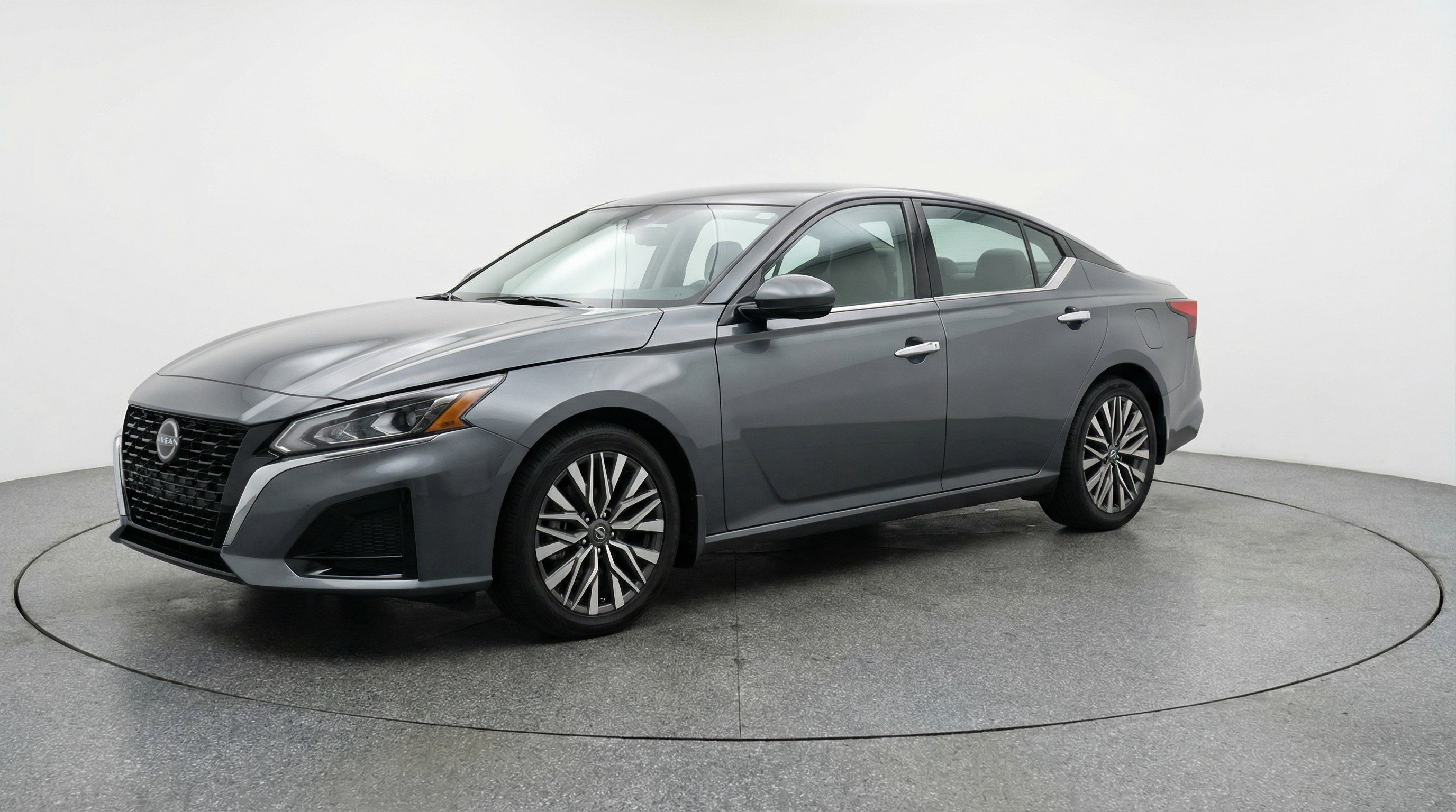 Used 2025 Nissan Altima 2.5 SV image 3