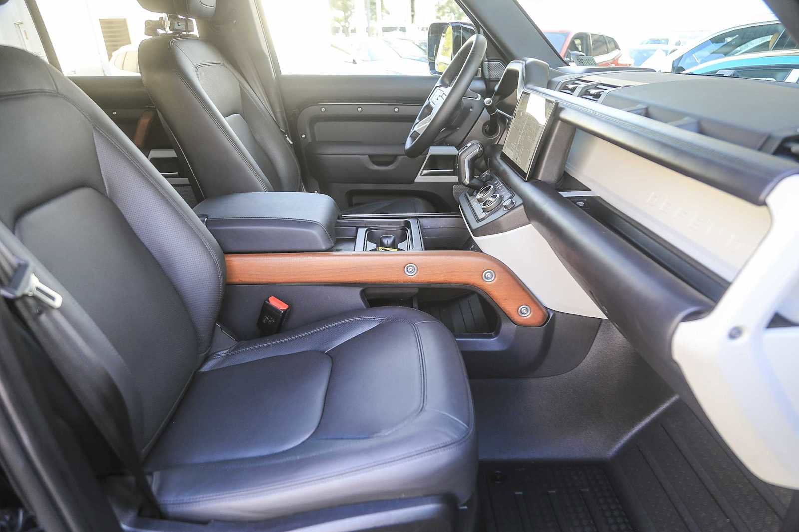 Used 2024 Land Rover Defender 110 SE image 13