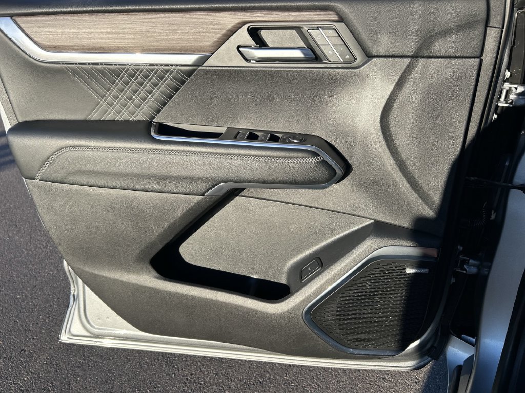 Used 2025 GMC Acadia Denali FWD image 23