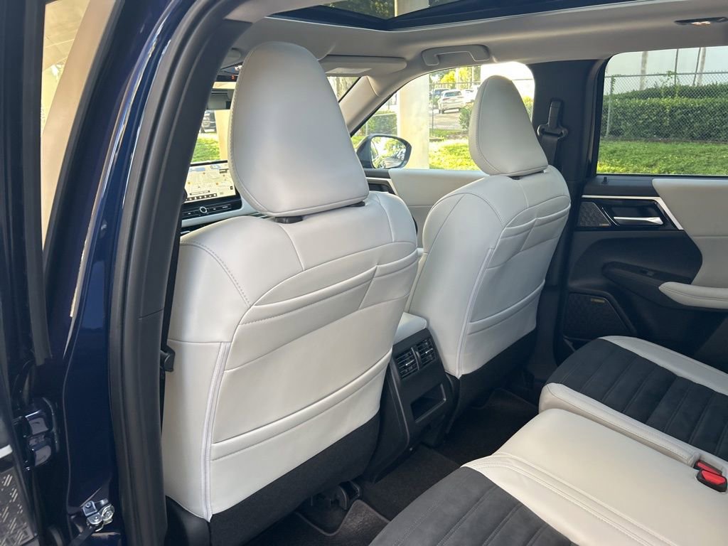 New 2025 Mitsubishi Outlander SE image 30