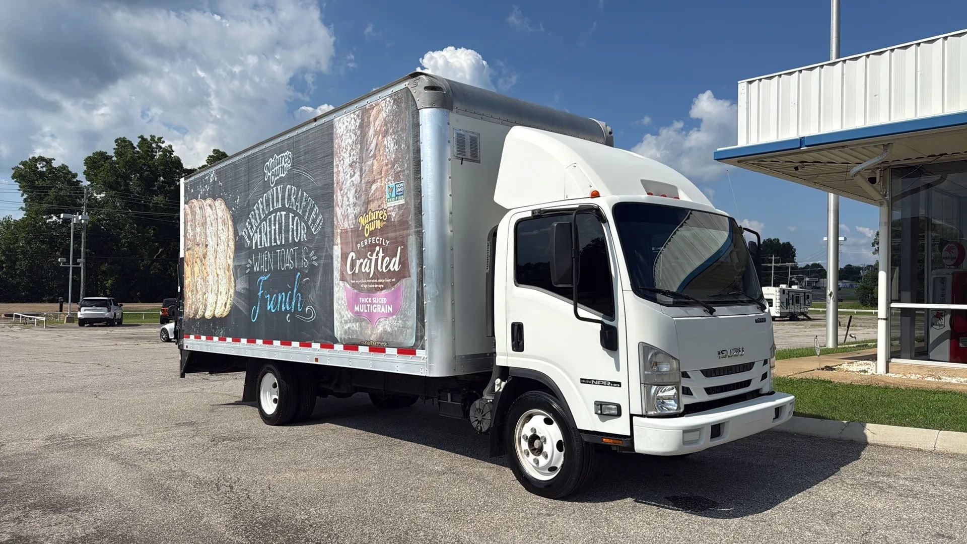 Used 2018 Isuzu NPR RWD image 7